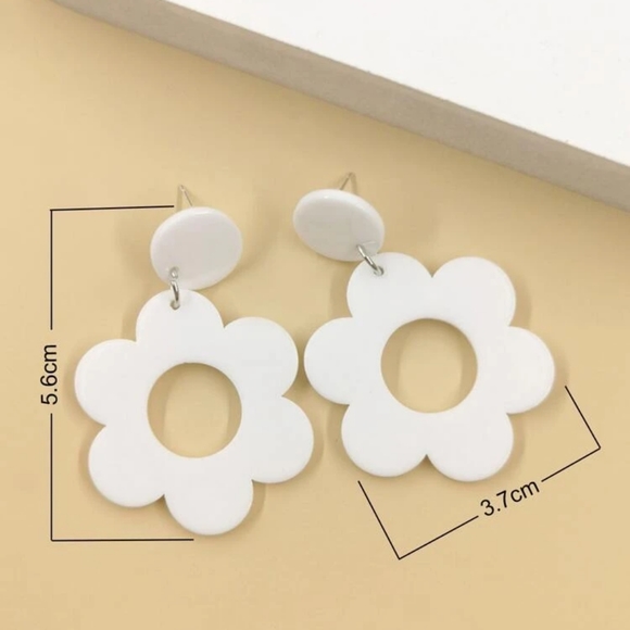 ⚡️ White Daisy Flower Power Earrings - Picture 3 of 4
